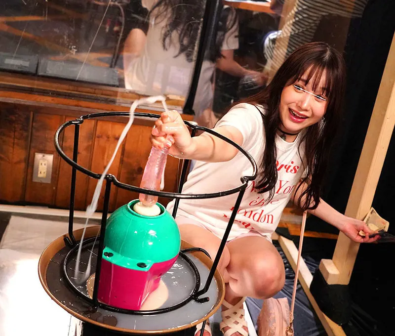 羞恥！彼氏連れ素人娘をマシンバイブでこっそり攻めまくれ！20素人VSマシンバイブ 激安居酒屋にマジックミラー特設スタジオを設置夏を楽しむ美肌露出多めの奔放な女子大生に中出し！！編