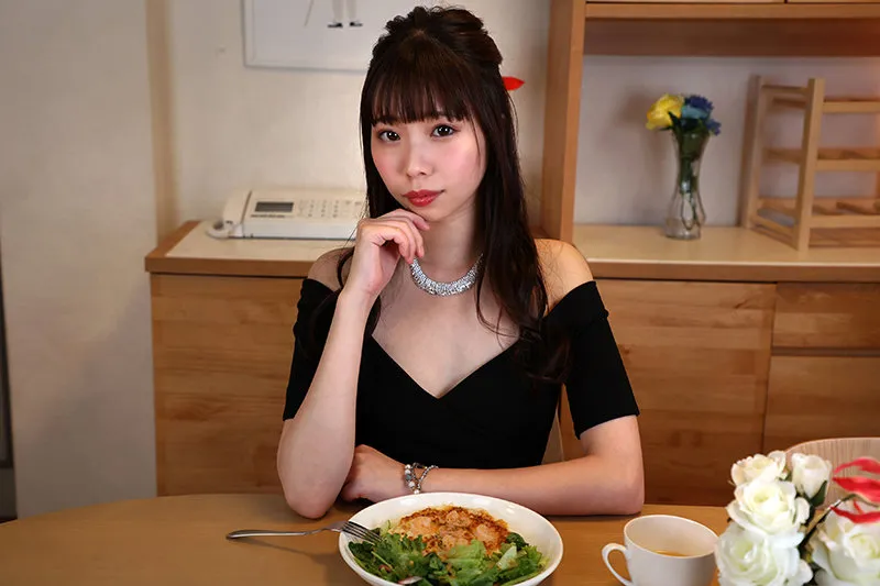 【VR】孤独な女社長にレンタルされた僕は金玉がイカレるまで連続射精！！ 美波こづえ