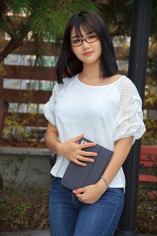 韓国で見つけた彼女。眼鏡で隠した美貌と隠れ巨乳は揉んで良し！揺れて良し！見た目通りの従順さはどこまでヤラれても無垢な希少種！セボン＆チェリン