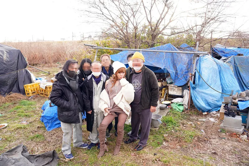 ホームレスに炊き出し！ナマ大乱交でハメまくり中出しまくり！酒淫乱天使・皇ゆずが総挿入23回！中出し19回！舌射5回！