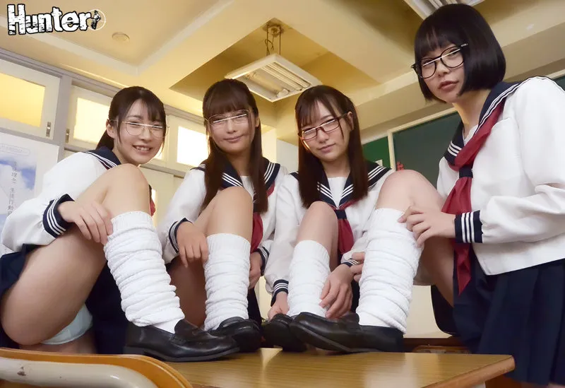 今からパパ活？放課後の教室でミニスカ×ルーズソックス×Tバックに着替えるいつも真面目な委員長はまさかの隠れビッチ女子だった！「ウソだろ？」と