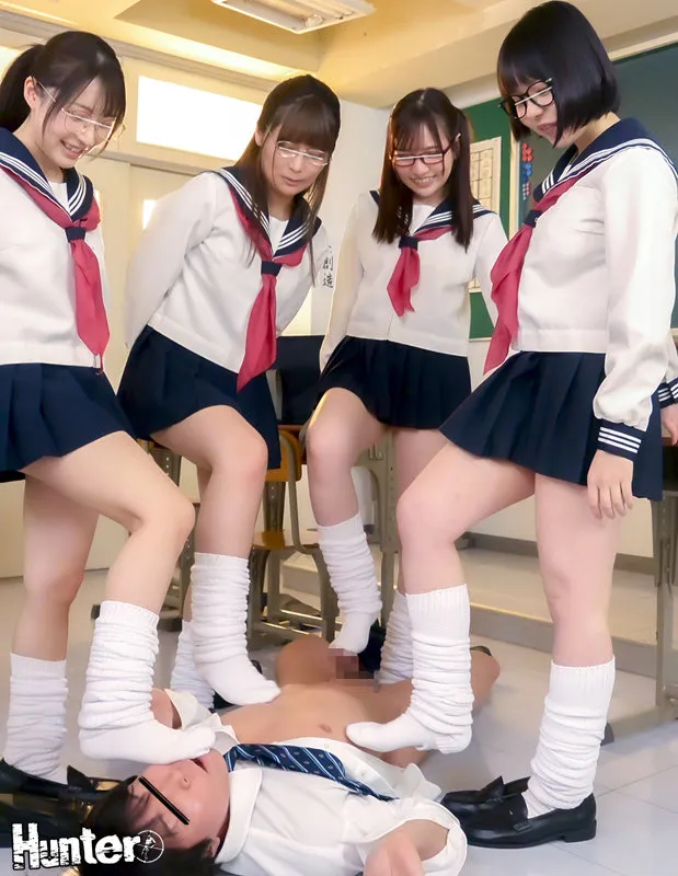 今からパパ活？放課後の教室でミニスカ×ルーズソックス×Tバックに着替えるいつも真面目な委員長はまさかの隠れビッチ女子だった！「ウソだろ？」と