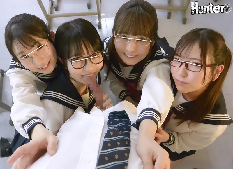 今からパパ活？放課後の教室でミニスカ×ルーズソックス×Tバックに着替えるいつも真面目な委員長はまさかの隠れビッチ女子だった！「ウソだろ？」と