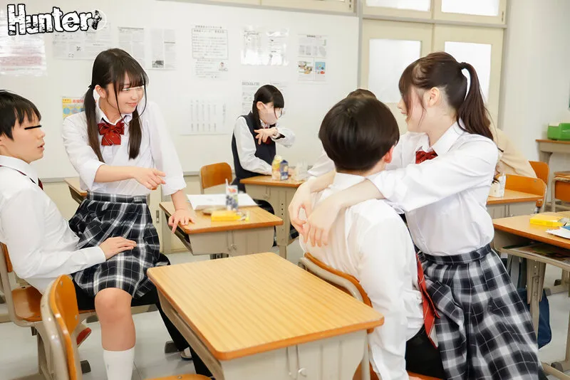 『こっそり挿れちゃう？』休み時間の教室で周囲にバレない様にロングスカートの中で挿入したがるエッチな小悪魔クラスメイト女子！商業●校に入学…