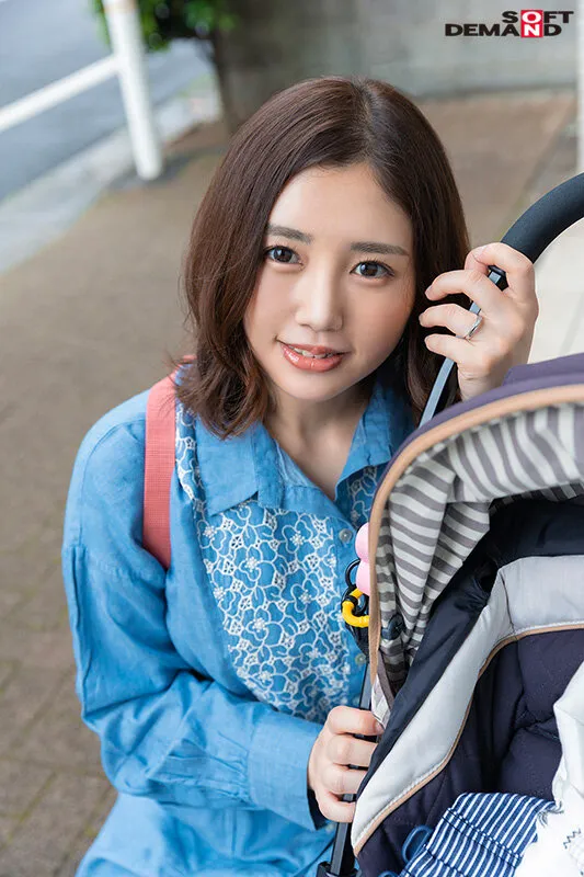 マジックミラー号 優しい子持ちのママにこっそりデカチンを見せつけて 素股で擦りつけて育児でレス気味の欲求不満オ○ンコに旦那の目の前でヌルっと生挿入 産後の柔らかい膣穴が気持ち良すぎて中出し不倫SEX ~休日にお出かけ中幸せ絶頂の春ママNTR~