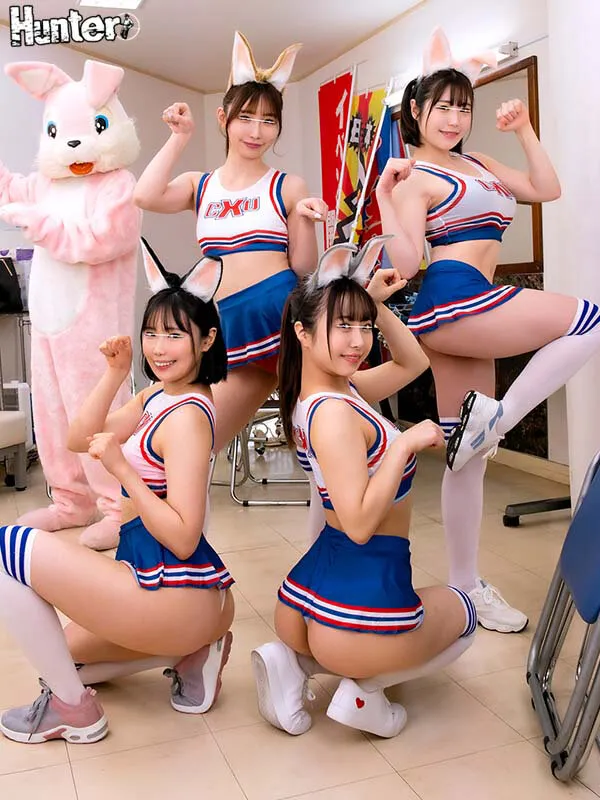 着ぐるみバイトはエッロいチアガールと楽屋が一緒！しかもカワイイ着ぐるみで油断したのか目の前で生着替え！脱ぐのを忘れてガン見でフル勃起！