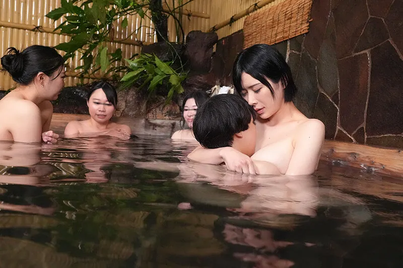 「おちんちん大きくさせてごめんね」小さいから大丈夫だろうと女湯に一緒に入った甥っ子がおっぱいだらけの状況にフル勃起！慌てた叔母さんがこっそり抜いてくれましたVOL.2