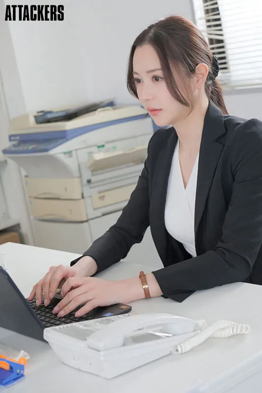 無能な部下にクリトリスを「吸うやつ」で下半身ガクガクになるまでイカされ続けた女上司 白峰ミウ