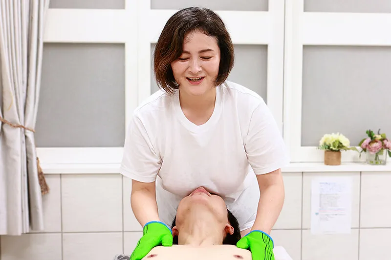 汗でじっとり濡れたムチムチ巨乳のアカスリおばちゃん～カチカチの勃起チ●コを見せつけたらSEX出来るはず！