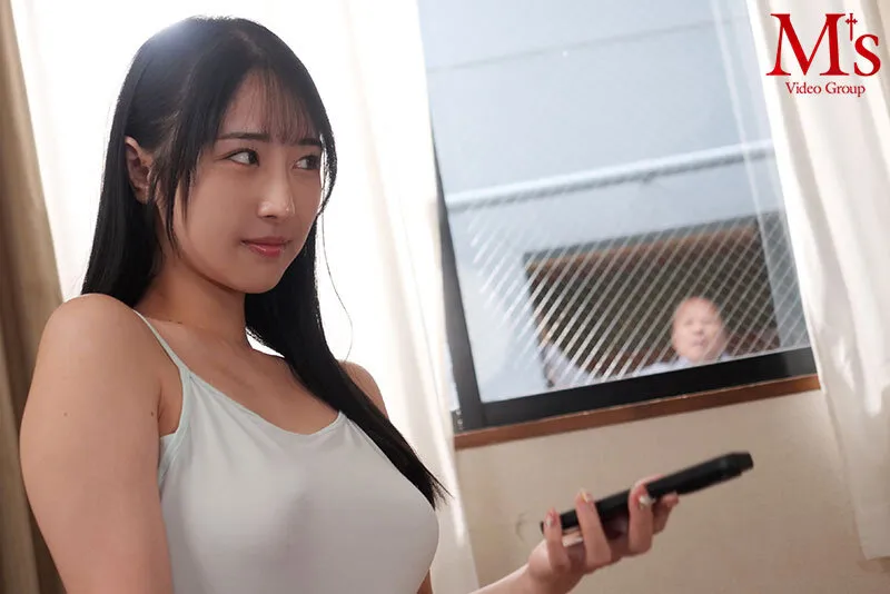 男なら絶対断れない！ とてつもなくいやらしい下着姿で中年おやじに見せつけ誘惑してくる向かいの部屋の露出狂お姉さん 小野坂ゆいか