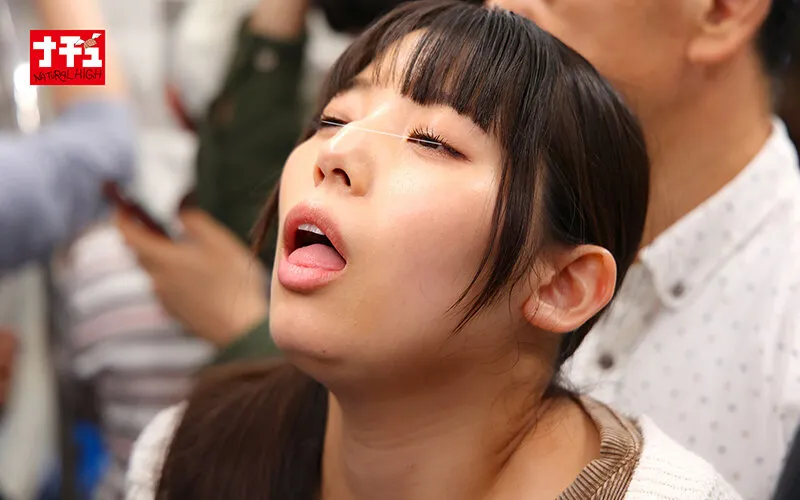 彼氏の横で粘着クリいじりされ声も出せず隠しエロ顔しまくる女