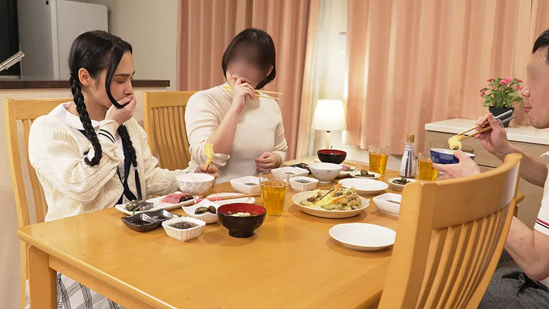 ひよこ6周年記念。マン肉とマン肉にチ〇コが埋もれる至高のパイパン生素股！2 あふれ出した本物精子をローションがわりにそのままぬるぬるっと挿入しちゃって、思いっきり中出しさせられた…