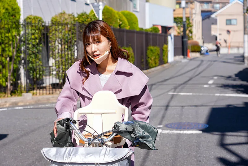 ★本当にあったエロくて嬉しい話 チャリカス逆走ママに自宅に凸られ中出し沼地獄！平凡リーマンに起こる路上説教から始まる無限SEX！ 水川潤