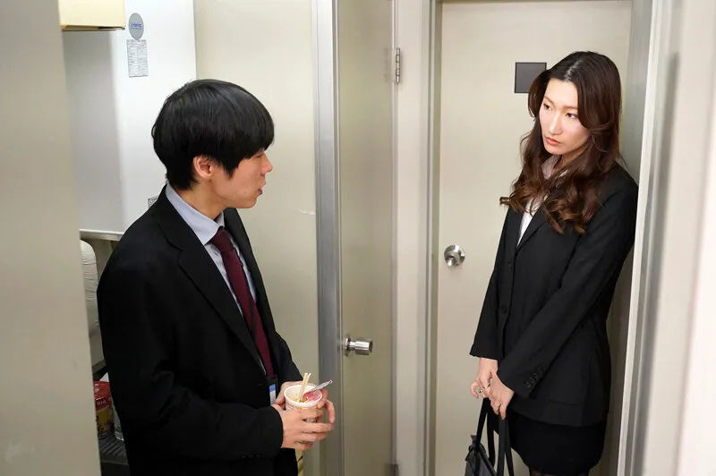 終電を逃した憧れの女上司と…におう蒸れたアソコを互いに舐め合い我慢できずにヌルっと挿入 背徳の居残りオフィスで残務処理 小谷舞花