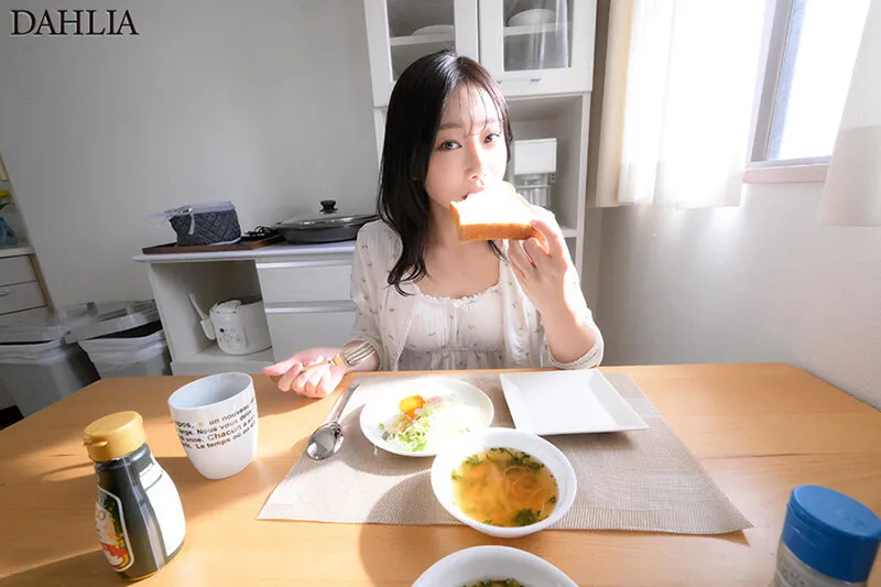 最高の奥さんと、初めてのリアル妊活中出し。緊張ドキドキ密着ハメまくり結婚性活へようこそ! 三葉ちはる