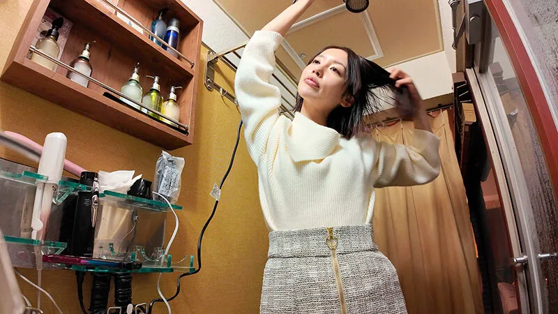 昔3-4回肉体関係を持った同僚の美咲かんなに3年ぶりに誘われて…1日限定の火遊び不倫デートで何度もゴックンと中出しをした