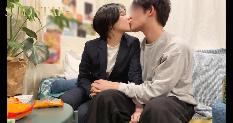 「3日間すっぴんで過ごす彼女と休日4SEX」付き合って1ヵ月の僕らは仕事終わりの金曜日に僕の家の最寄り駅で待ち合わせをして、初めてお泊りをした。翌日彼女は帰る予定だったけど、まだずっとそばにいたくて、週末はずっと僕の家でSEXをしていた。そんな何の変哲… 柴崎はる
