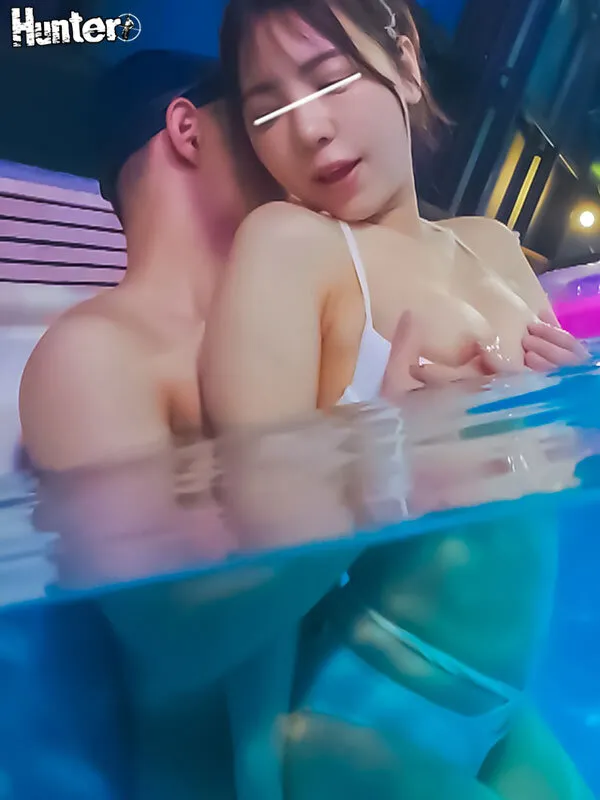 「おち○ちん大きくなっちゃったの?叔母さんがなんとかしてあげるね」叔母と水泳の練習にプールへやってきたボク。でも叔母さんのセクシーな水着姿と周りの水着女性にフル勃起でプールから出られない!慌てた叔母さんがこっそりと手でヌいてくれました。でも叔母さんも…