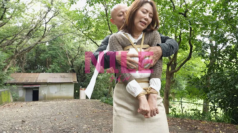 緊縛野外調教 妻として、母として…家族のためにわが身を捨てる 翔田千里 55歳