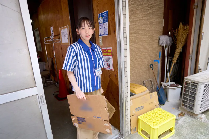 【VR】【8K】10年来の仲が良い地元のハメ友とコンビニバイトの休憩中にラブホ代わりに身勝手ヌキヌキタイム猿のように汗だくでSEXした側道沿いの真夏の田舎コンビニ。 西元めいさ