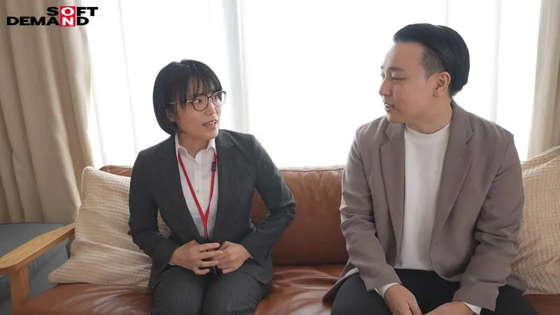 いつでもちゃんと人の気持ちを汲んだ前向きな言葉で元気をくれるコミュ力高めの頼れる処女SOD女子社員 童貞さんと初AV出演 総務部 中途1年目 大隈睦心 31歳