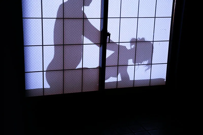 美人義母の障子越しシルエットSEXを毎日覗いていることに気づかれて…父が出張中、童貞の僕を寝室に連れ込み何度も中出しさせてくれた義母との秘密の家庭内NTR 望月りんね