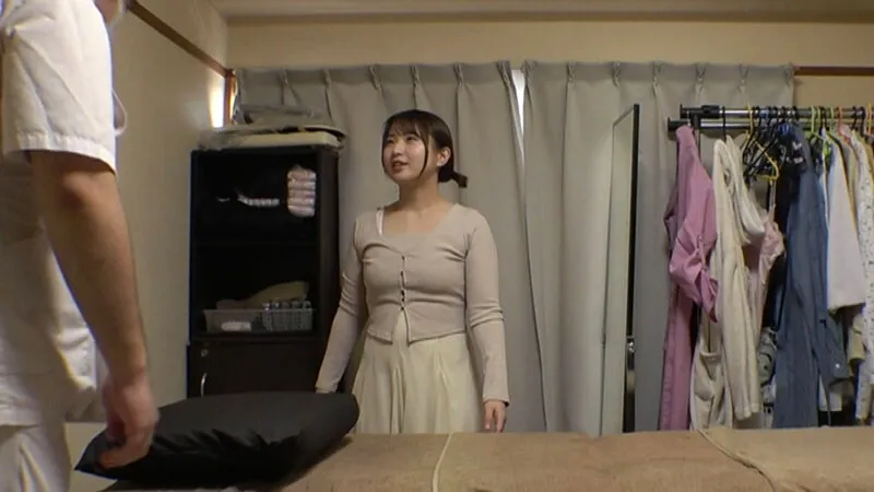 媚薬オイルマッサージ 痴●盗撮&中出し素人娘VOL.67 超強力媚薬を配合したマッサージオイルを施術中に知らずに塗りこまれたオンナは、身体の火照りに驚き、チ〇ポを欲しがる自分に戸惑い、垂れ出したマン汁に恥ずかしがりながらも生ハメ中出しまで欲してしまう!