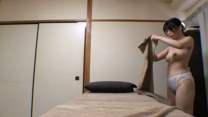 媚薬オイルマッサージ 痴●盗撮&中出し素人娘VOL.68 超強力媚薬を配合したマッサージオイルを施術中に知らずに塗りこまれたオンナは、身体の火照りに驚き、チ〇ポを欲しがる自分に戸惑い、垂れ出したマン汁に恥ずかしがりながらも生ハメ中出しまで欲してしまう!