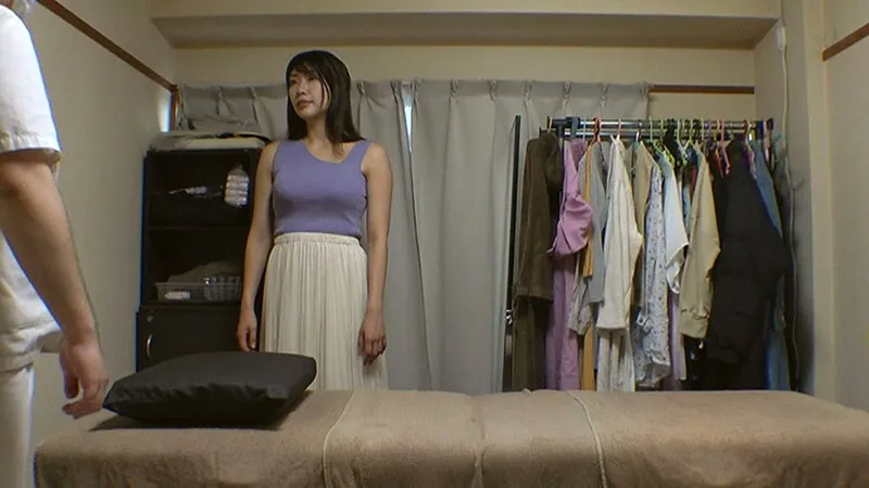 媚薬オイルマッサージ 痴●盗撮＆中出し素人娘VOL.69 超強力媚薬を配合したマッサージオイルを施術中に知らずに塗りこまれたオンナは、身体の火照りに驚き、チ〇ポを欲しがる自分に戸惑い、垂れ出したマン汁に恥ずかしがりながらも生ハメ中出しまで欲してしまう！