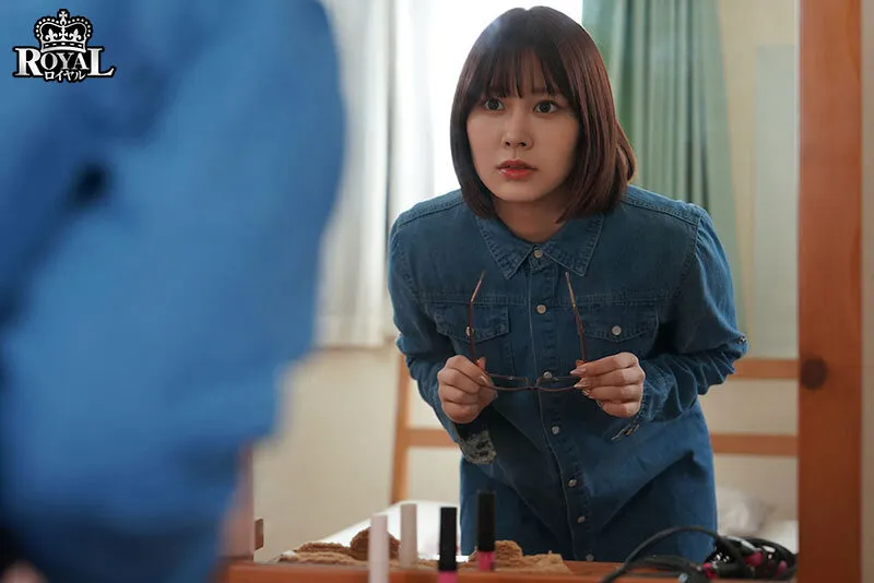 僕の姉は地味で控えめですが、眼鏡を外すと、絶世の美女で我慢できず迫ったら素股からの生挿入で初中出しをさせてくれました。 鳳みゆ