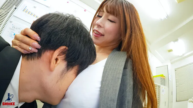 【胸チラッセクハラ】残業中のオフィスで二人きり、あざとい谷間おっぱい挑発で若手部下をビンビン勃起遊びする人妻巨乳女上司 有岡みう