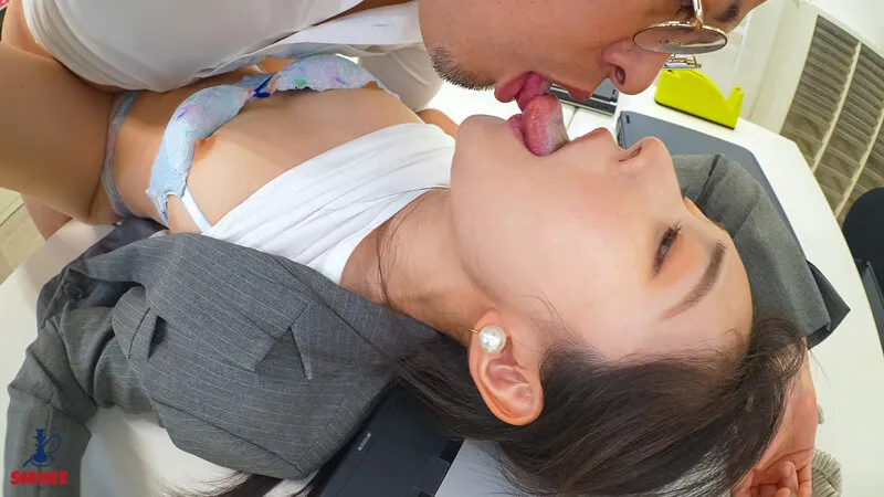 【お漏らしセクハラ】残業中のオフィスで二人きり、 媚薬利尿剤で早漏敏感化した若手ま○こを刺激して何度も失禁イキさせられるデカ尻部下OL 皆月ひかる