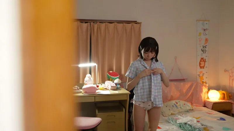 「ママには内緒だよ…」義父と娘のけしからぬ愛の同棲記録。おぼこい身体で、びちょびちょに濡れる 日向由奈