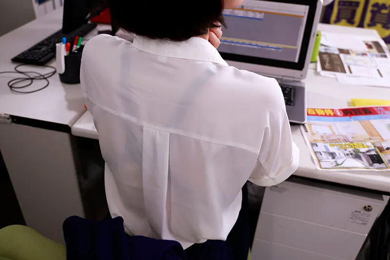 「私、競泳水着好きでごめんなさい…」 いつも競泳水着を着て興奮しています 服の下に水着を着て働くOL 宮城りえ