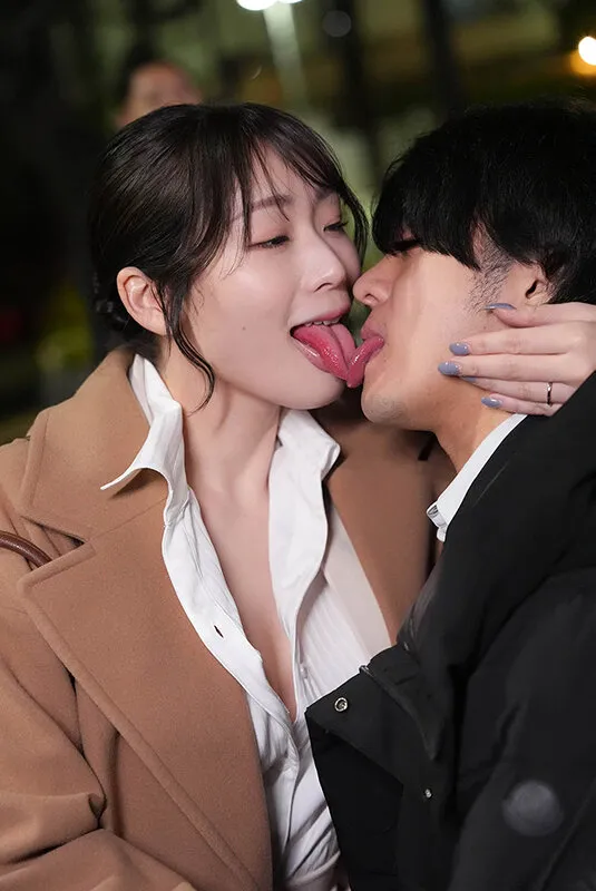 通行人は二度見する！ドラマの主人公のような不意打ち路上キスで火がついた人妻上司は浮気欲が止まらないVOL.2