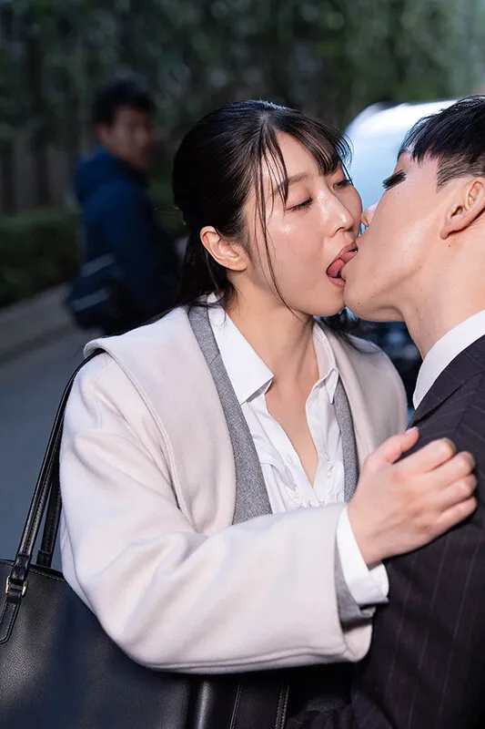 通行人は二度見する！ドラマの主人公のような不意打ち路上キスで火がついた人妻上司は浮気欲が止まらないVOL.2