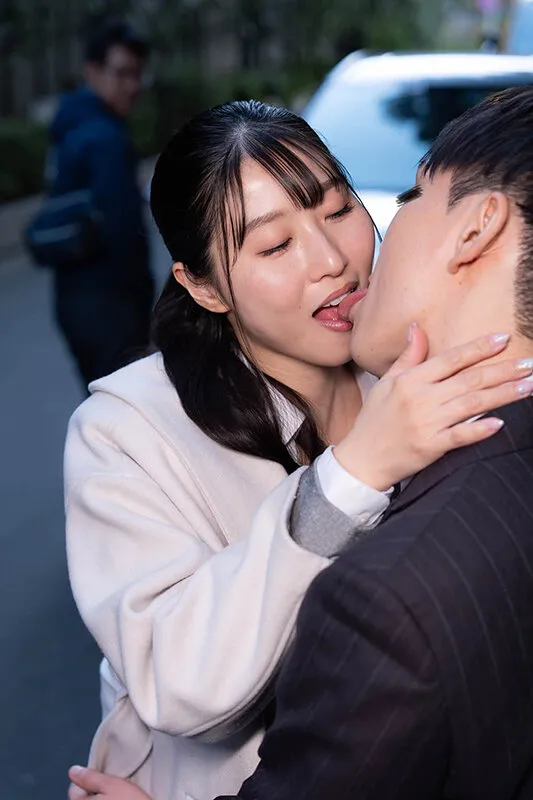 通行人は二度見する！ドラマの主人公のような不意打ち路上キスで火がついた人妻上司は浮気欲が止まらないVOL.2