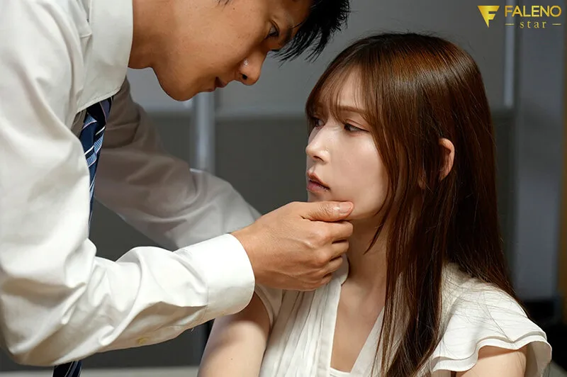 無愛想な美人同僚とお酒の勢いでホテルに行ったら睨まれながらもチ●ポとオマ●コの相性ピッタリ過ぎて残業の度に密会セックスする関係に… 明里つむぎ