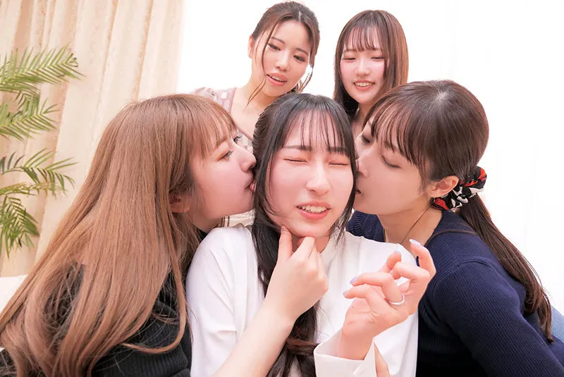 奥様たちが家でママ友会していたら女だけのレズ王様ゲーム→女王様ゲームに！
