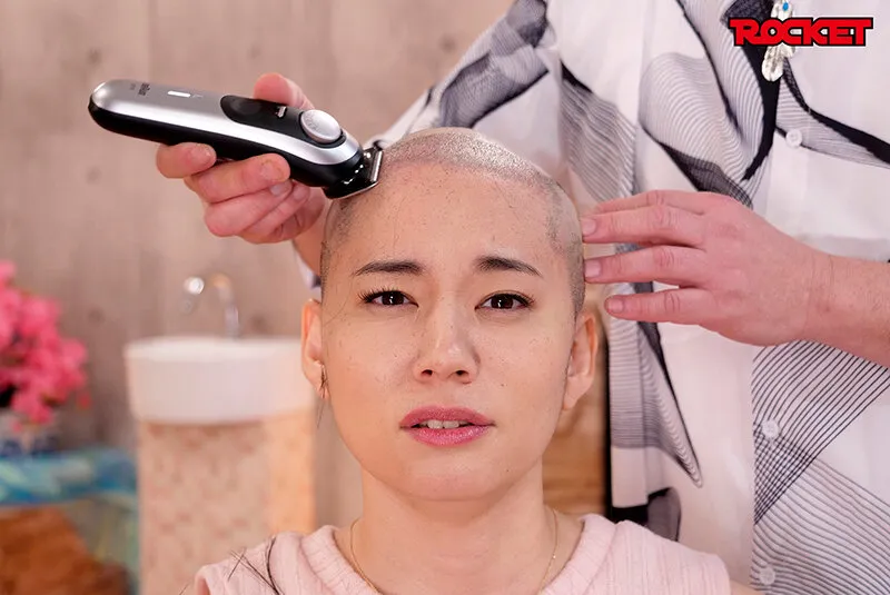 妄想アイテム究極進化シリーズ 無様エロ洗脳アプリスピンオフ ガチ丸坊主編 ～無様なスキンヘッドになる不幸が降りかかり洗脳が進むと羞恥芸も全力でやってしまう女に改変～