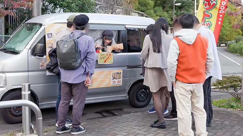 人気AV女優が挑戦！イカサレ屋台の中で潮吹きながらホットドッグ売ってください！小野坂ゆいか望月つぼみ