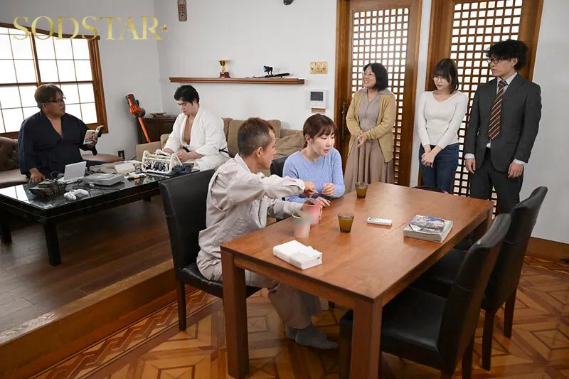 実家に嫁いできた奥さんは俺の家族が男クサさ抜群の性癖ど真ん中だったらしく、家族に忍んで全員とハメまくる絶倫人妻だったのでガテン系一家ファミリークラッシュ！ 唯井まひろ