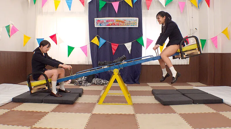 素人バラエティ 仲良し女子〇生対抗！どでか固定ディルドシーソー対決！挿入状態で腰を振り先に5回潮を噴いたら勝ち！負けたら即ハメ中出し！上下運動で刺激されてイキ潮が止まらない未成熟おま〇こに大人のデカチン激ピストンで潮！潮！
