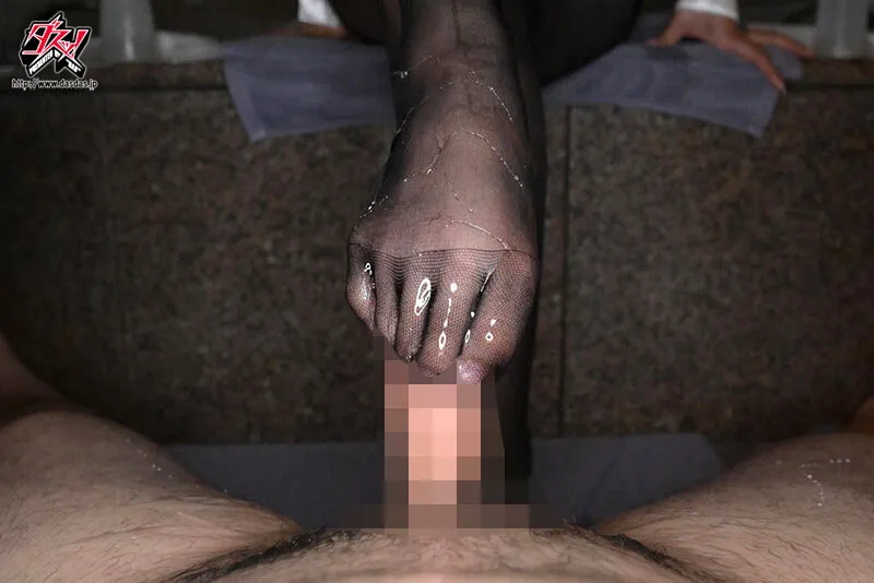 男をダメにする美脚堪能。蒸れパンスト神聖おみ足でペニス挟撃コキシコぎゅむゥの極ズリ射精焦らし。甘すぎる極上足フェティスイートルーム。 姫咲はな