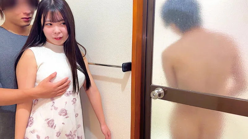 素人奥様が旦那が風呂に入っている約30分だけの限定NTRに挑戦！自宅でご無沙汰奥様が旦那の横でバレないように浮気セックス！旦那では味わえない年下デカチ○ポの激ピストンに喘ぎ声を我慢しつつも大絶頂！欲求不満オマ○コに溢れるほど連続大量生中出し！4組8発！