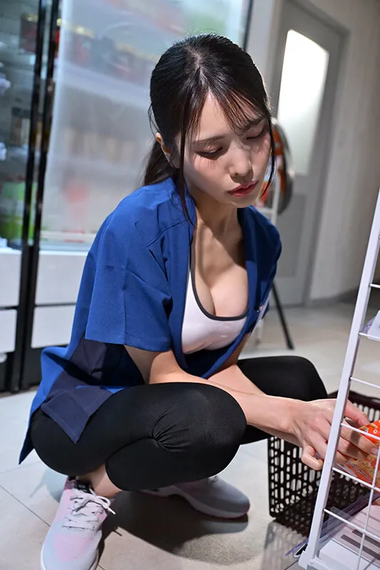 深夜のコンビニで寝盗られ堕とされた超キメパコ絶頂のヨガパンツ奥さん 花衣つばき