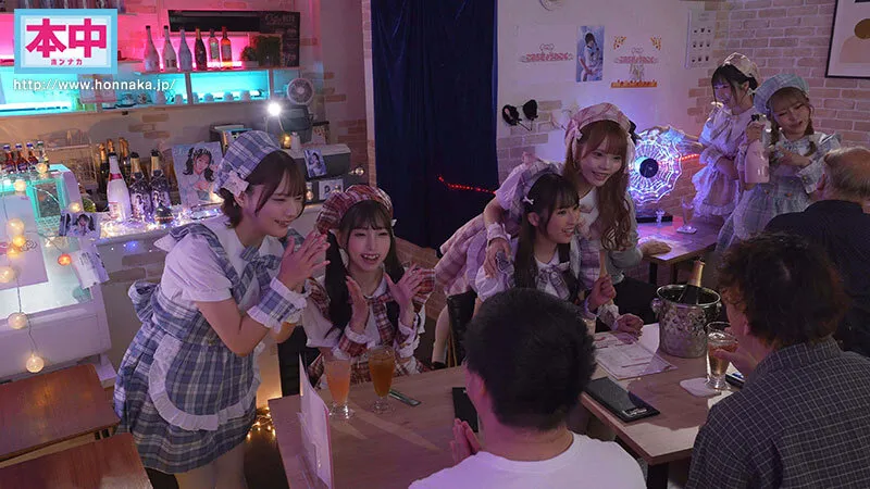 推したらヤレるコンカフェ 3組のコンビが太客の僕を中出し誘惑して奪い合い！ ～店長みお・初期メンことね編～