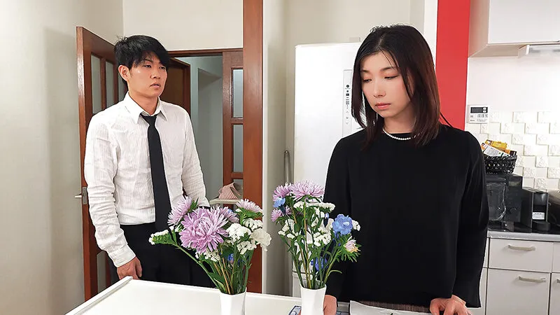 夫の初七日に義理の息子と友人の夜●いを受け、遺影の前でメス堕ちする義母 加藤ツバキ