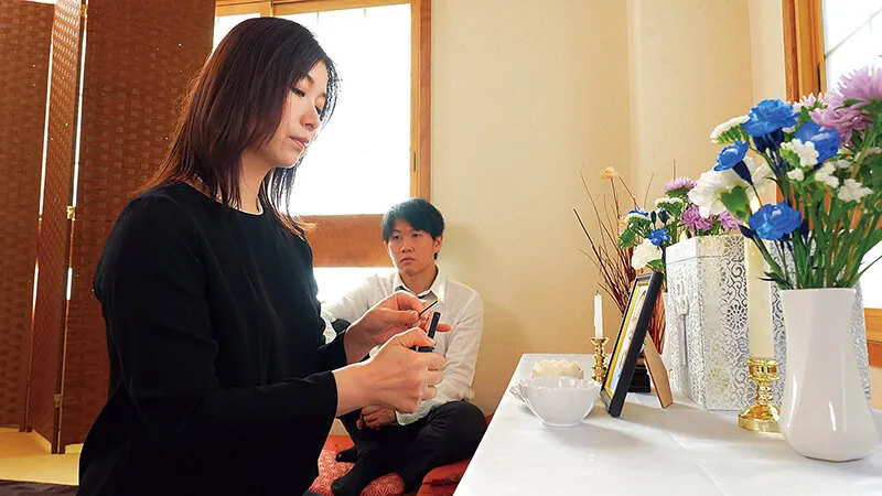 夫の初七日に義理の息子と友人の夜●いを受け、遺影の前でメス堕ちする義母 加藤ツバキ