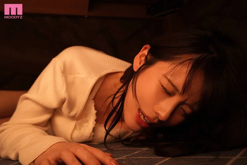 婚約者が隣にいるのに…帰省中の正月、コタツの中で絶倫義父にぐちゅぐちゅ媚薬指マンでイカされすぎて…結局家中で声も出せずにマン汁だくだく堕ち狂ったワタシ。 綾瀬まりあ